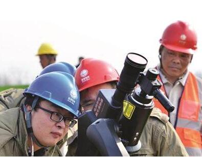 清除高壓電線上異物“神器”——激光大炮